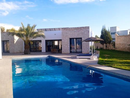ein Pool vor einem Haus in der Unterkunft Profitez de votre temps in Essaouira