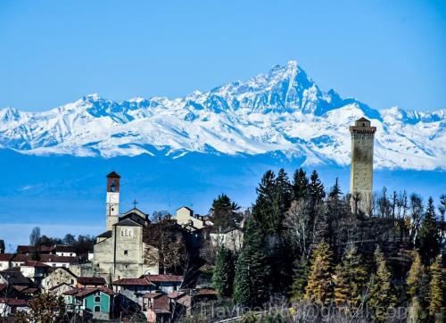a town with two towers and mountains in the background at Villa Lara in Marsaglia