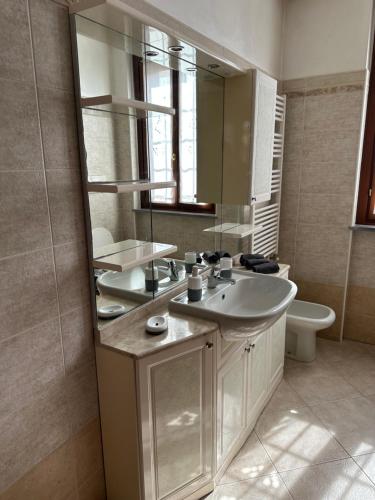 a bathroom with a sink and a toilet at Casa Sabrina in Cernusco sul Naviglio