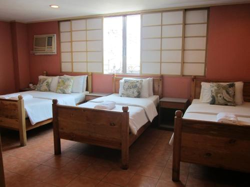 Postel nebo postele na pokoji v ubytování Nichols Airport Hotel