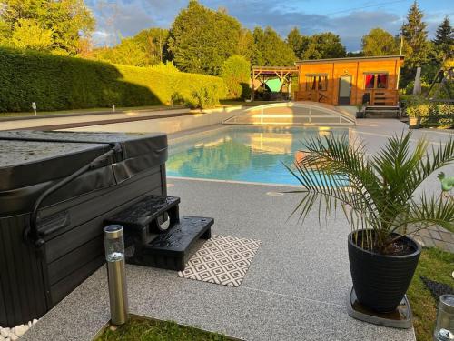Bazén v ubytovaní Chalet 2 personnes avec jacuzzi et piscine saisonnière partagée alebo v jeho blízkosti