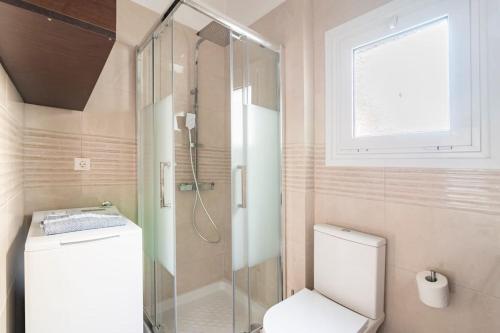 アテネにあるCozy apartment in Athensのバスルーム(シャワー、トイレ付)、窓が備わります。