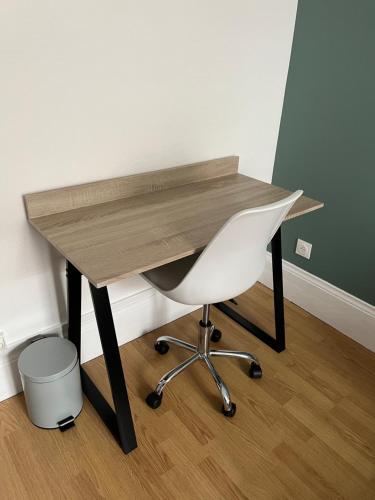 Elle comprend un bureau en bois avec une chaise blanche et une table. dans l'établissement Vivez ZEN - Entre la gare et l'Hotel de ville, au Havre