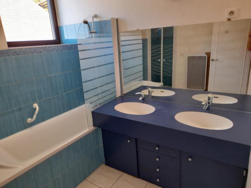 ein Badezimmer mit zwei Waschbecken und einem großen Spiegel in der Unterkunft Belle vue in Gourdon-en-quercy