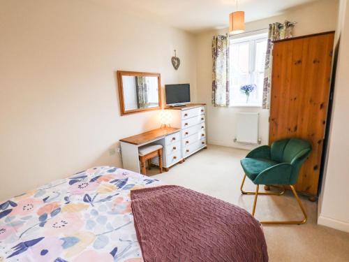 ReightonにあるSandcastle Cottageのベッドルーム1室(ベッド1台、デスク、椅子付)