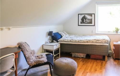 Schlafzimmer mit einem Bett, einem Schreibtisch und einem Stuhl in der Unterkunft 3 Bedroom Awesome Home In rebro in Örebro