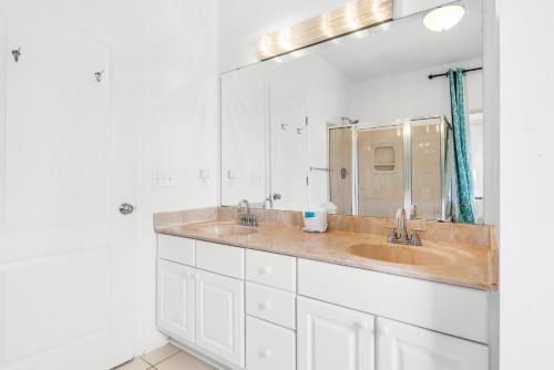 La salle de bains est pourvue d'un lavabo et d'un miroir. dans l'établissement Miramar Charms, à Destin