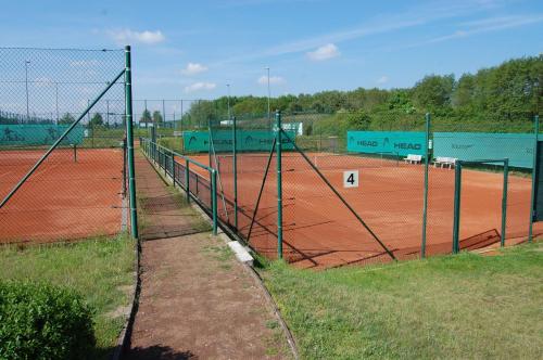 einen Tennisplatz mit einem Netz auf einem Tennisplatz in der Unterkunft Ferienwohnung in Pinnow bei Schwerin in Pinnow