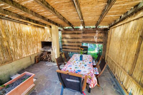 ein Zimmer mit einem Tisch und Stühlen in einem Schuppen in der Unterkunft Villa Laura - Putzu Idu in Putzu Idu
