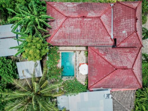 een uitzicht op een huis met een rood dak bij Ekas Surf Resort & Surf Camp in Ekas