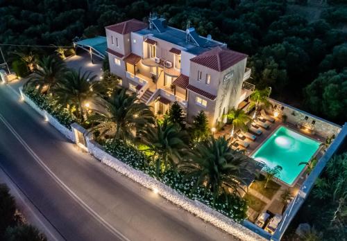 una vista aérea de una casa por la noche con piscina en Evie's Houses, en Kalathas