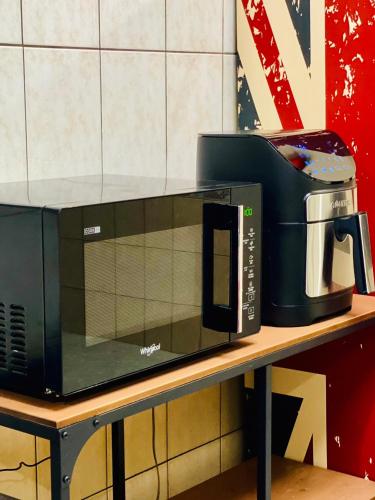 a black microwave sitting on top of a table at 蒔薈 iHouse 包棟民宿 in Longtan