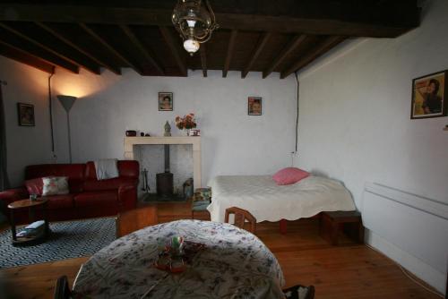 - un salon avec un lit et un canapé dans l'établissement Studio Les Pourettes, à Feusines
