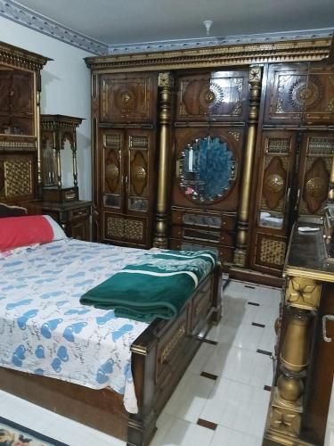 1 dormitorio con 1 cama con marco de madera en الفاوى - القصير, en Quseir