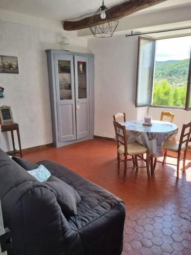 un salon avec un canapé et une table dans l'établissement Appartement face au lac, à Bauduen