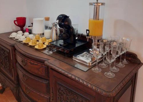 un tavolo in legno con bicchieri e un frullatore sopra di Sotam Country House EN342 a Góis