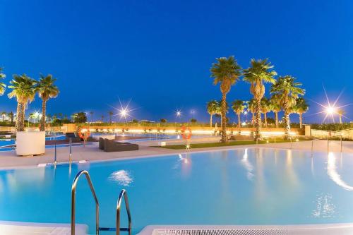 Luxury complex beachfront apartment, infinity pool, sauna, gym and large terrace