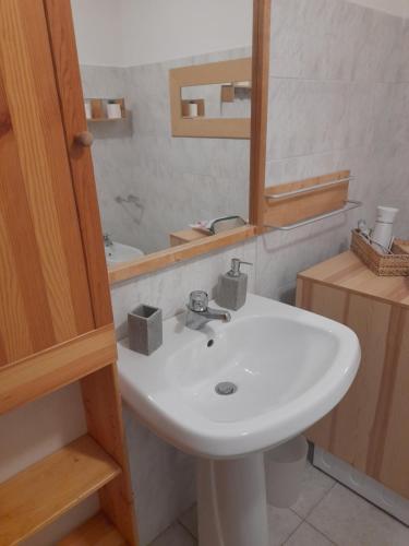 uma casa de banho com um lavatório branco e um espelho. em Corner of Paradise near Cinque Terre em Framura