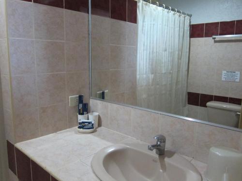 Bilik mandi di Nichols Airport Hotel