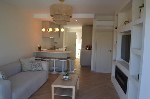 Benalmádena Beach House- Luxe house, prime location near Puerto Marina&Beach