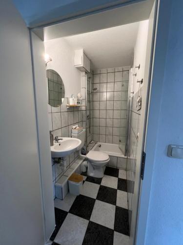 クックスハーフェンにあるIm Heidedorf Haus to Babenのバスルーム(トイレ、洗面台付)
