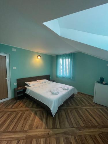 a bedroom with a bed in a room with blue walls at Casa Alleria in 2 Mai