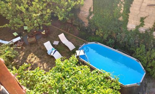 an overhead view of a swimming pool and chairs at La Provinciale en Ville in Montélimar