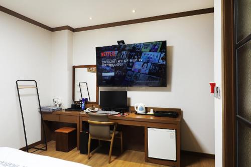 Televisyen dan/atau pusat hiburan di BOLTON Hotel