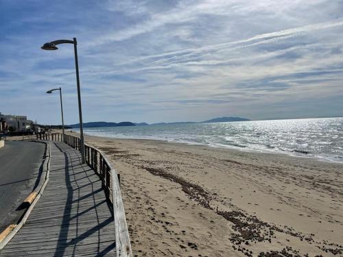 - une plage avec une lumière de rue près de l'océan dans l'établissement Moderno trilocale a 20 metri dal mare, à San Vincenzo