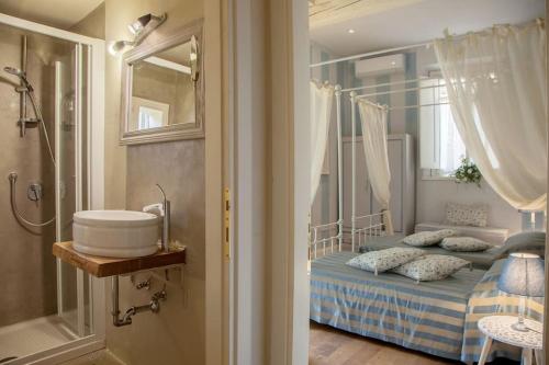 フィレンツェにあるRENAISSANCE FLORENCE APARTMENTのベッドルーム1室(シンク、シャワー付)