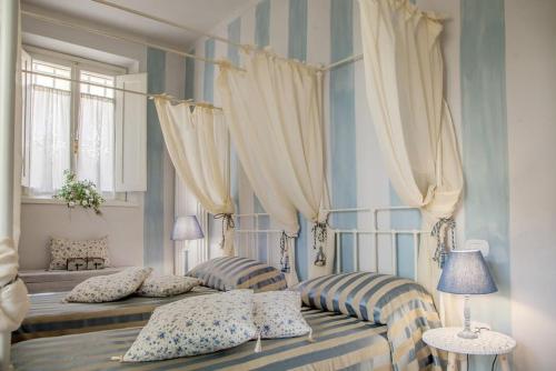 フィレンツェにあるRENAISSANCE FLORENCE APARTMENTのベッドルーム1室(ベッド2台、窓2つ付)