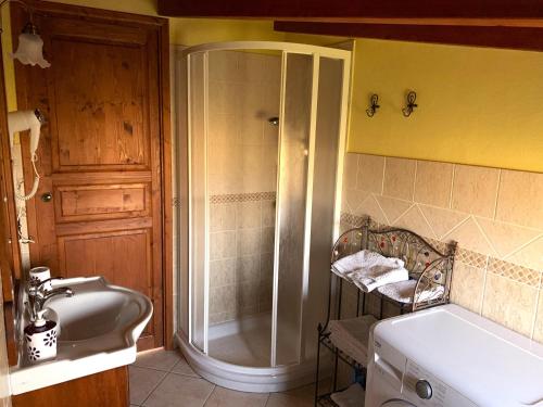 y baño con ducha, aseo y lavamanos. en Residenza Bea en Flumini di Quartu