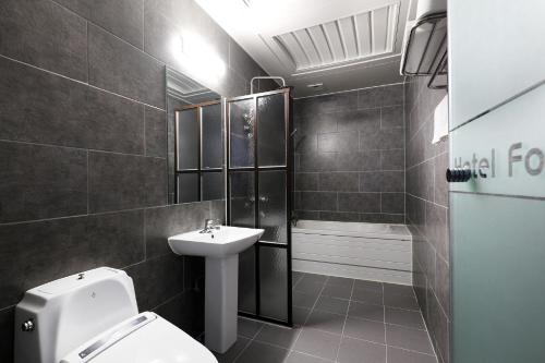 Bilik mandi di BOLTON Hotel