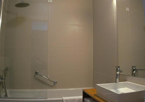 a bathroom with a sink and a bath tub at Hotel Palcich Plitvice in Čatrnja