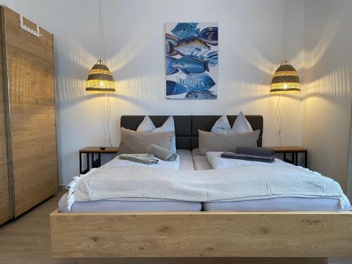 um quarto com uma cama grande e 2 almofadas em Strandbude Borkum em Borkum