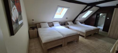 En eller flere senge i et værelse på Hotel Landhuis 't Wilgenerf