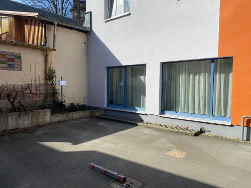 an empty parking lot in front of a building at FeWo Roland Ranft direkt am Kurpark Barrierearm 60qm in Bad Elster