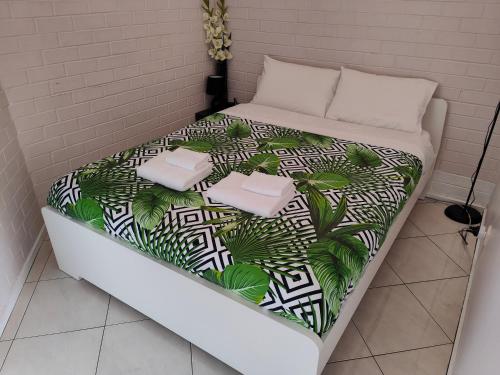 - un lit dans un dortoir avec des plantes dans l'établissement Tuggeranong Short Stay #08 - Sleeps 6, à Tuggeranong