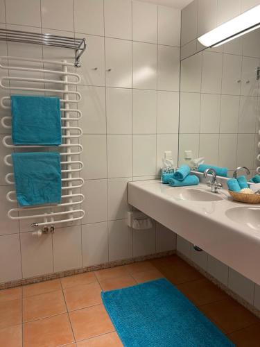 bagno con lavandino e specchio di Aparthotel Tritscher a Schladming