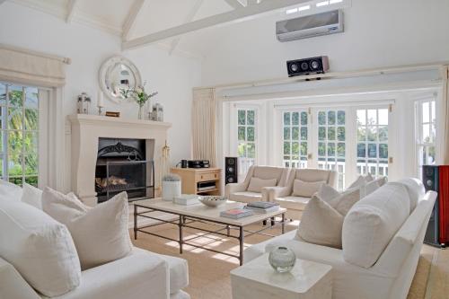 Ruang duduk di Farm Lorraine Lake Cottage, Loft Cottage and Garden Cottage
