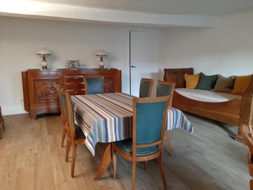 - une salle à manger avec une table, des chaises et un lit dans l'établissement Bulle d'Ardenne, à Charleville-Mézières