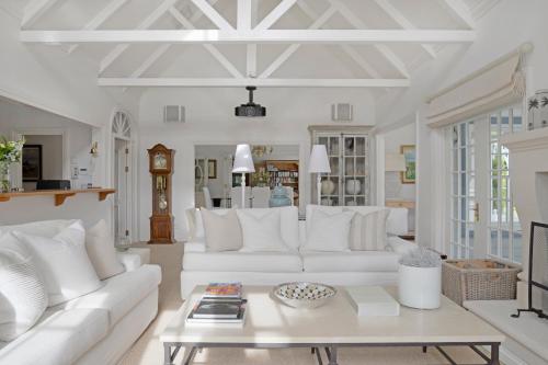 Ruang duduk di Farm Lorraine Lake Cottage, Loft Cottage and Garden Cottage