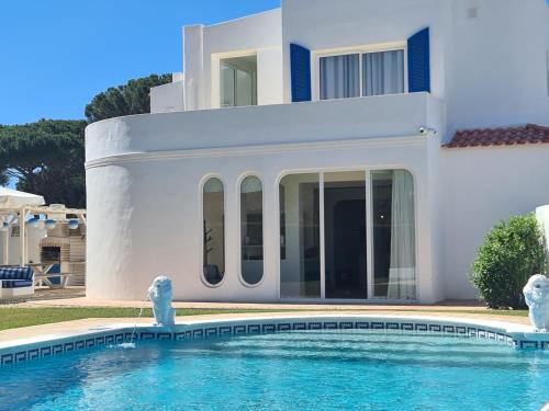 Swimmingpoolen hos eller tæt på Villa Azul - Clever Details, Luxury villa, private pool, access to a club with tennis court, playground, communal pools