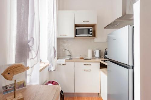 Kuchyňa alebo kuchynka v ubytovaní Mazzini 12, Elegant Central Apartment with Free Private Garage 800 m, Air Conditioning, Wi-Fi, Just 100 m from the Public Beach