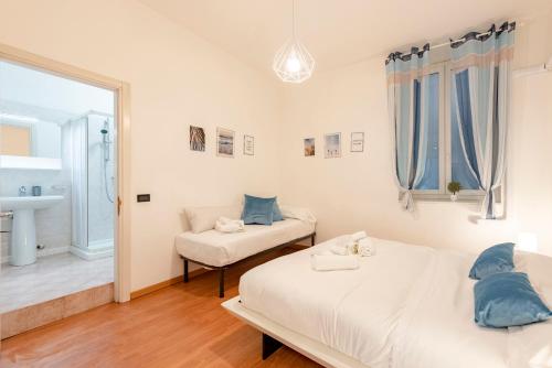 Posteľ alebo postele v izbe v ubytovaní Mazzini 12, Elegant Central Apartment with Free Private Garage 800 m, Air Conditioning, Wi-Fi, Just 100 m from the Public Beach