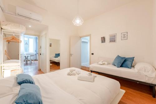 ein Schlafzimmer mit 2 Betten und ein Wohnzimmer in der Unterkunft MAZZINI 12- Appartamento centrale con posto auto privato-wifi-aria condizionata in Rapallo