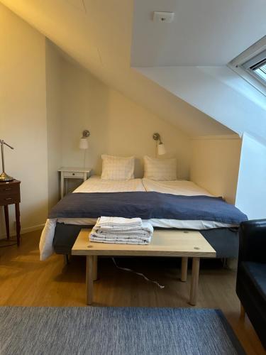 1 dormitorio con cama y mesa de centro en Trollhättans Bed and Breakfast en Trollhättan