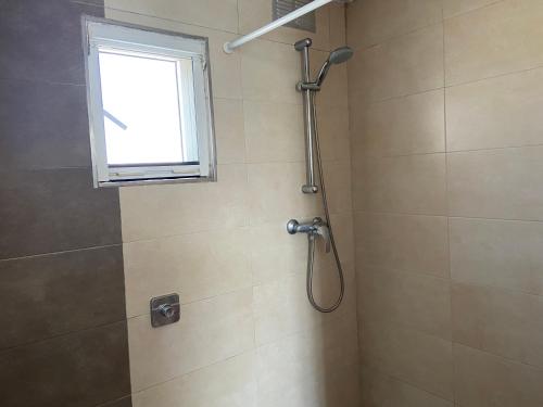 una doccia con finestra in bagno di Sqaq Numru 1 Accomodation a Rabat