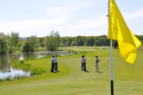 a group of people standing on a golf course at Domaine de la Forêt d'Orient, Logis Hôtel, Restaurant, Spa et Golf in Rouilly-Sacey