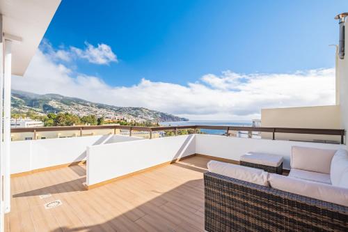 - un balcon offrant une vue sur l'océan dans l'établissement Apartamento Casa Branca 360, à Funchal